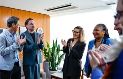 Janja presenteia Leonardo DiCaprio com foto do cacique Raoni ap�s visita a MT e MS