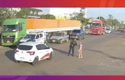 Policiais param o tr�nsito para ajudar idosa a atravessar rodovia em Campo Verde; veja
