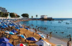 Homem armado com faca mant�m mulher ref�m em bar de Salvador e � preso
