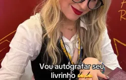 Autora de fantasia viraliza na Bienal e vira fen�meno entre jovens sem usar temas sexuais