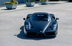 Ferrari Enzo mais raro do mundo com fundo de fam�lia real vai a leil�o