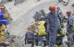 Cinco mortos e crian�a desaparecida ap�s pr�dio em constru��o cair sobre casa na Zona Leste de SP