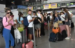 Etna entra em erup��o e paralisa voos no aeroporto de Cat�nia na It�lia