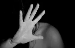 Homem confessa ter dopado e violado a mulher por 20 anos