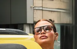 Thais Carla come�a novo namoro e mostra anel que prova o romance na m�o