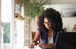 Mover abre 19 mil vagas para negras aprenderem idiomas de gra�a