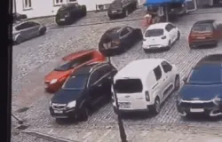 �dosa de 78 anos bate em 6 carros ao tentar estacionar