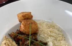 Receita f�cil de picadinho carioca com ovo poch� e banana frita