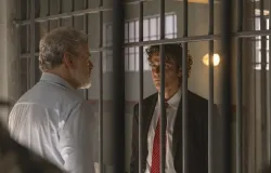 Filho confronta vil�o preso em cena impactante da novela Quem ama cuida