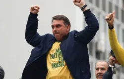 Fl�vio Bolsonaro acusa Lula de ser ladr�o e incompetente em com�cio na Bahia