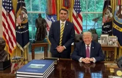 Fl�vio Bolsonaro veta acusa��o de apoio dos EUA � oposi��o em evento em Vit�ria da Conquista