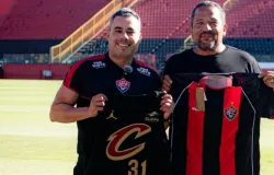 Locutor da NBA visita Vit�ria e troca camisas com treinador