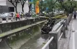 Caminh�o tomba no rio Maracan� na Tijuca: v�deo choca e acidente fecha vias