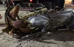 Est�tua religiosa cai e se quebra ao ser retirada de pr�dio hist�rico em Fortaleza