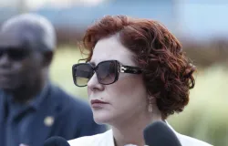 Ex-deputada Carla Zambelli contrata advogado para parar extradi��o ao Brasil
