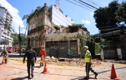 Casar�o de 2 andares desabou no Cosme Velho e feriu uma mulher e uma crian�a de 2 anos