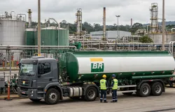 Petrobras aceita desconto do governo no diesel para mant�-lo caro para as revendas