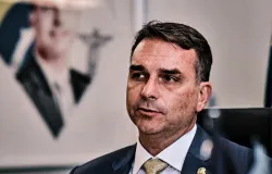 Foto de Fl�vio Bolsonaro em saf�ri na �frica do Sul aparece com investigados no caso do INSS