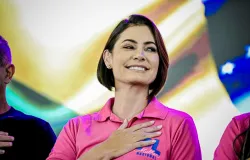 Michelle Bolsonaro sai do hospital ap�s tratamento contra enxaqueca