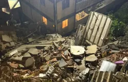Pr�dio de tr�s andares desaba em morro da zona sul do Rio, mas sem v�timas