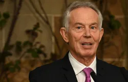 Ex-primeiro-ministro Tony Blair impressiona com f�sico definido aos 73 anos e divide opini�es na internet