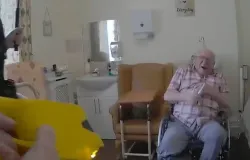 Idoso de 92 anos com dem�ncia morre ap�s ser algemado e eletrocutado por policiais