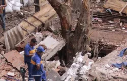 Pr�dio interditado por risco cai no Cantagalo: moradores passam por momentos de terror, mas ningu�m se feriu