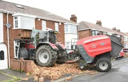 Vingan�a com trator: homem destr�i casa de rival na Inglaterra