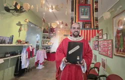 Igreja do Rio abriga 'Sala dos Milagres' com objetos de fi�is aben�oados por Cosme e Dami�o