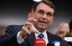 Fl�vio Bolsonaro pede pris�o de servidor por compartilhar caso de Nossa Senhora Aparecida