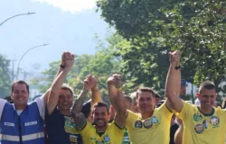 Fl�vio Bolsonaro e Douglas Ruas participam de motocarreata na Zona Sudoeste do Rio