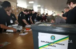 Quase 1 milh�o de brasileiros no exterior poder�o votar em 2026; veja pa�ses com mais eleitores