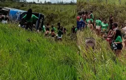 �nibus com passageiros tomba em Prado e deixa 25 feridos