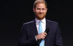 Pr�ncipe Harry salta de paraquedas para manter promessa a veterano de 102 anos
