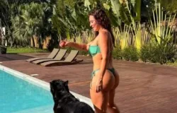 Paolla Oliveira se diverte de biqu�ni com o cachorro Marley em dia de folga