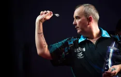 Lenda Phil Taylor volta a jogar dardos aos 66 anos junto com seu rival de sempre