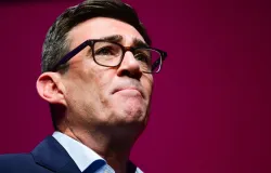 Andy Burnham chora no discurso e promete mudar o rumo da Gr�cia: reavalia��o do Brexit, choque com Ir� e reformula��o das pens�es