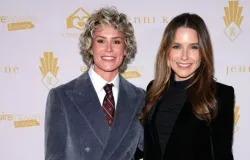 Sophia Bush revela casamento secreto com ex-jogadora Ashlyn Harris: 'Voc� � minha esposa'