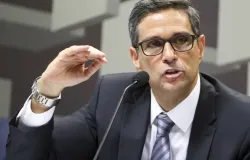 Mensagens revelam que Campos Neto convidou banqueiro do Master para reuni�o em sua casa