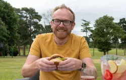 Chef da TV BBC � encontrado morto em cemit�rio ap�s uso de drogas