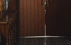 Porta de madeira raspando no ch�o? Saiba como resolver o problema causado pela umidade