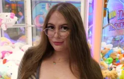 Mulher de 28 anos revela que seios 'n�o param de crescer' e custam muito caro