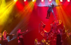 Circo Portugal abre temporada em Salvador com show de m�gicas comandado por mulheres e motos no globo da morte