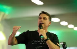 Fl�vio Bolsonaro critica STF e defende fim do foro privilegiado