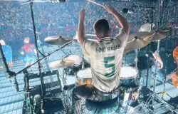 Baterista de Zach Bryan usa camisa de futebol com nome de menina morta em Gaza