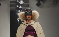 Cantora Ciara, gr�vida de 5 filhos, desfila 3 vezes na Semana de Moda de Paris