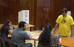 Brasileiros no exterior j� votam e filas organizadas marcam in�cio do processo