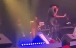 Cantor d� tapa na cara de f� durante show nos EUA e � alvo de mandado de pris�o