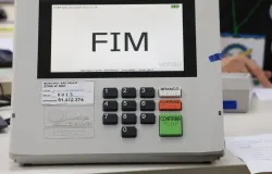 Voto termina no Brasil e Lula lidera entre brasileiros no exterior, aponta TSE