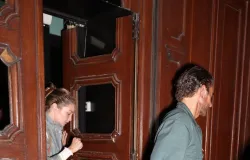 Gigi Hadid e Bradley Cooper aparecem com alian�as de casamento douradas em Paris